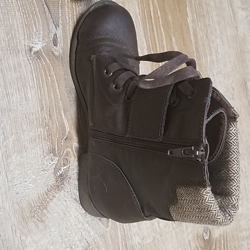 Boots - Picture 3 of 6